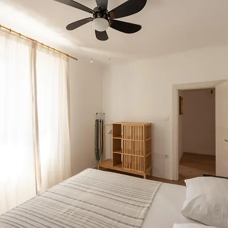 With Private Parking Free Appartement Pula